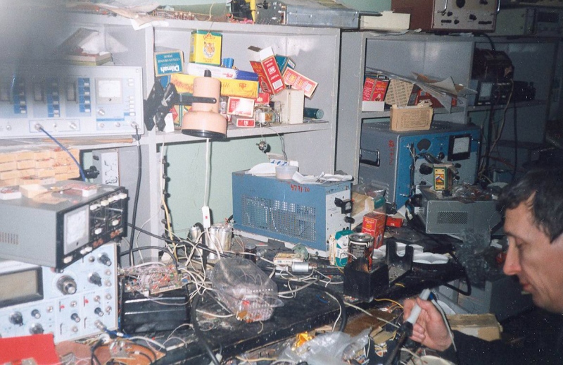 Рабочее место настоящего схемотехника на каф. Микроэлектроники (Михалыч Онищенко в Д-402)